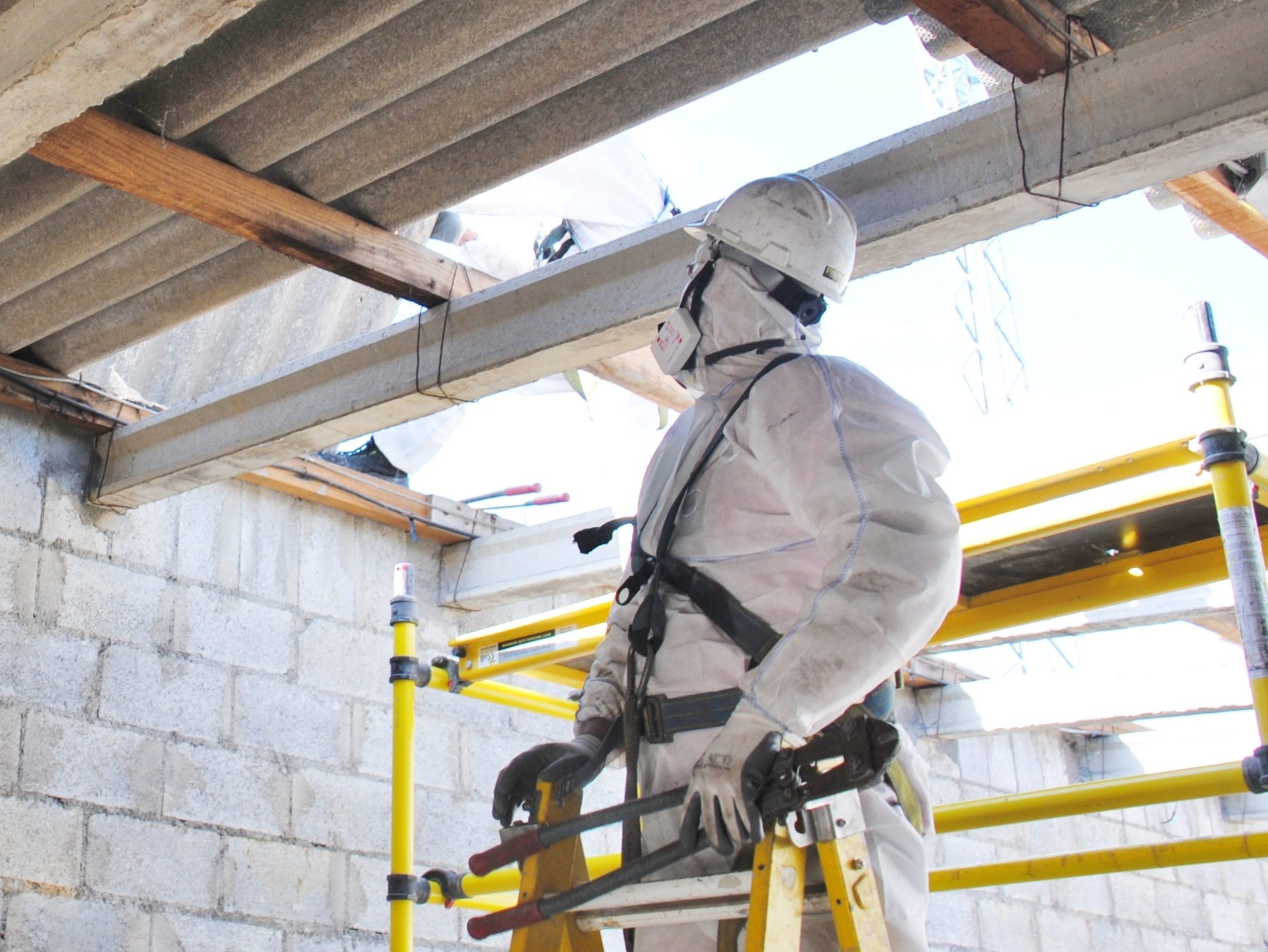Bei unsachgemäßer Durchführung von Abbruch-, Sanierungs- und Instandhaltungsarbeiten können Asbestfasern freigesetzt werden, die zu ernsthaften Atemwegserkrankungen und anderen gesundheitlichen Problemen führen können.