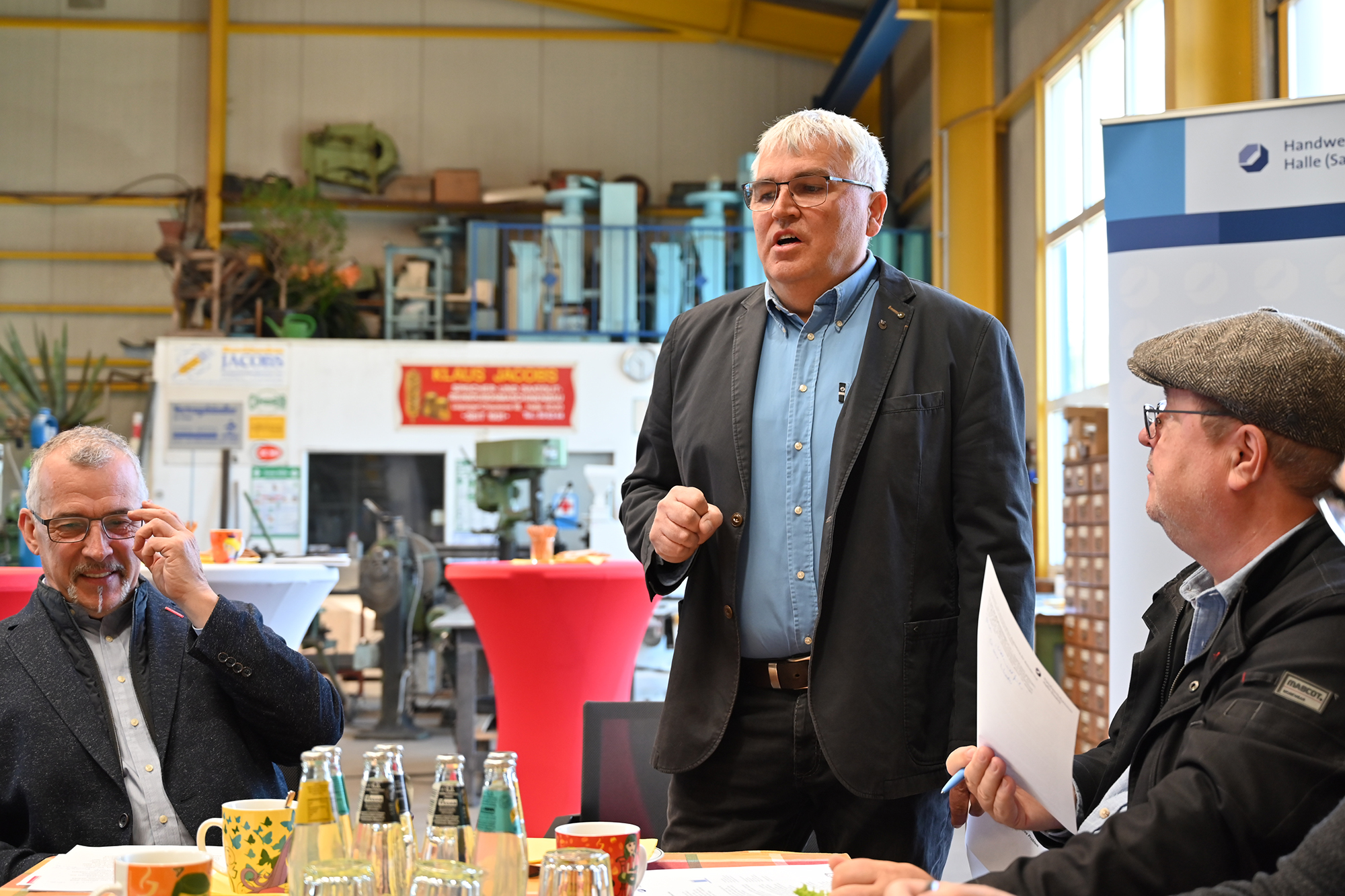 Betriebsinhaber Thomas Jacobs vom Metallbaubetrieb Maschinenbau Jacobs 
 in Halle berichtet von seiner wirtschaftlichen Lage.