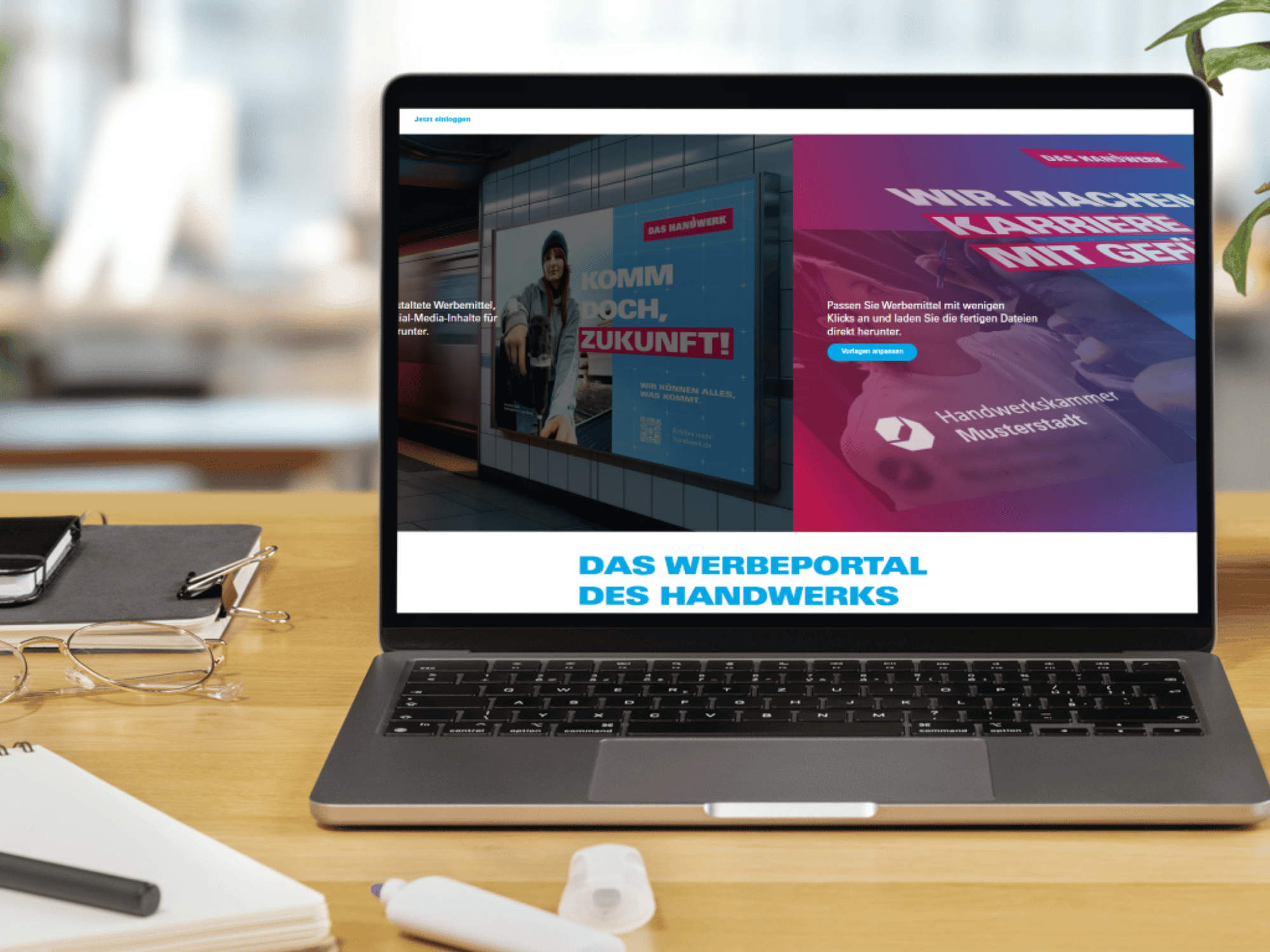 Auf einem Schreibtisch steht ein Laptop, auf dessen Bildschirm eine Website mit Werbemitteln und der Überschrift „Das Werbeportal des Handwerks“ zu sehen ist.