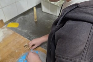 Theo sticht bei der Bäckerei Schäl Buchstaben aus.