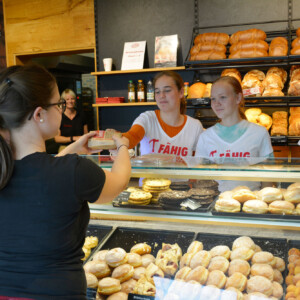 Lia-Sophie Werthmann (v.l.n.r.), Amelie Wolff und Lucie Lehmann standen bei der Bäckerei Lantzsch im Ladengeschäft hinter dem Verkaufstresen. „Wir konnten mitverkaufen“, sagt Lia-Sophie. Alle drei waren vom Beruf der Bäckerei-Fachverkäuferin sehr begeistert.