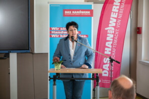 Vizepräsidentin Britta Grahneis erröffnet den Aktionstag Hände hoch fürs Handwerk