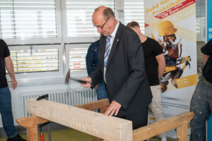 Landrat Hartmut Handschak beteiligt an der Nagelchallenge.