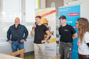 Der Jobfluencer Pascal Zopora spricht zu den Schülern