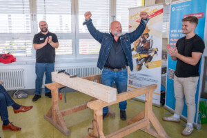 Bei der Nagelchallenge gewinnt Lutz Schweigel, Darsteller Berlin Tag und Nacht, mit neun Schlägen.