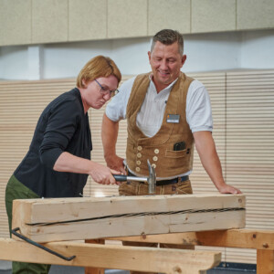 Stefanie Pötzsch, Staatssekretärin im Wirtschaftsministerium, probiert sich im Wettnageln, Fachbereichsleiter der Handwerkskammer Halle Kay Franz kontrolliert.