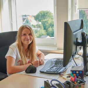Sitzt sicht gut! Bei der AHLSA GmbH lernt Helene Schulz den Ausbildungsberuf Kauffrau für Büromanagement kennen.