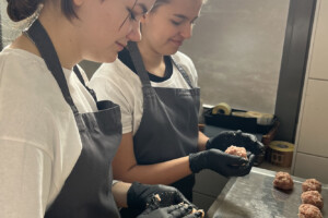 Vanessa und Sahira in der Fleischerei Dietzel
