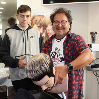Wenn das nicht gut aussieht: Friseurmeister Detlef Müller ist zufrieden mit der lockeren Föhnwelle. Pascal Diettrich ist zufrieden, was für die Zukunft gelernt zu haben: „Wie man es schafft, einen Fassonschnitt zu machen, hat mich schon interessiert.“