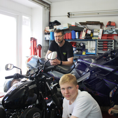 Christopher Wolf lernte in der Motorrad- und Autowerkstatt von KFZ-Meister Mario Handt die Aufgaben eines Zweiradmechatronikers kennen.