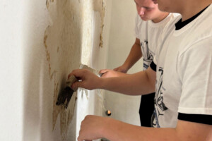 Bei Malermeister Löber probierten sich die Schüler beim Tapezieren aus.