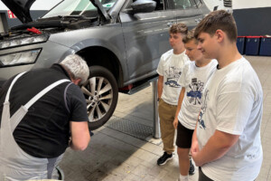Die Schüler Philipp (l.), Hardy (M.) und Phil können in der Werkstatt der Autohaus Liebe zuschauen. Phil: „Mein Wunschberuf ist Kfz-Mechatroniker. Unser Nachbar hat eine Werkstatt, da helfe ich viel mit.“