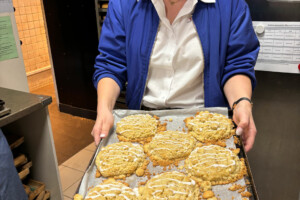 Saskia Oppl, Ausbildungsleiterin der Brotmeisterei Steinecke, zeigt, was die Schülerinnen schon gemacht haben: Streuselschnecken aprikotiert und glasiert.