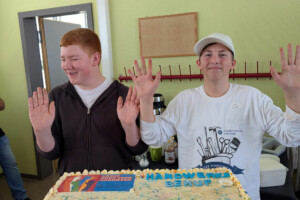 Theo Werner (l.) und Yanick Merkel haben die Torte für den Aktionstag bei der Bäckerei Schäl dekoriert. Yanick ist sich sicher: "Ich werde Bäcker".