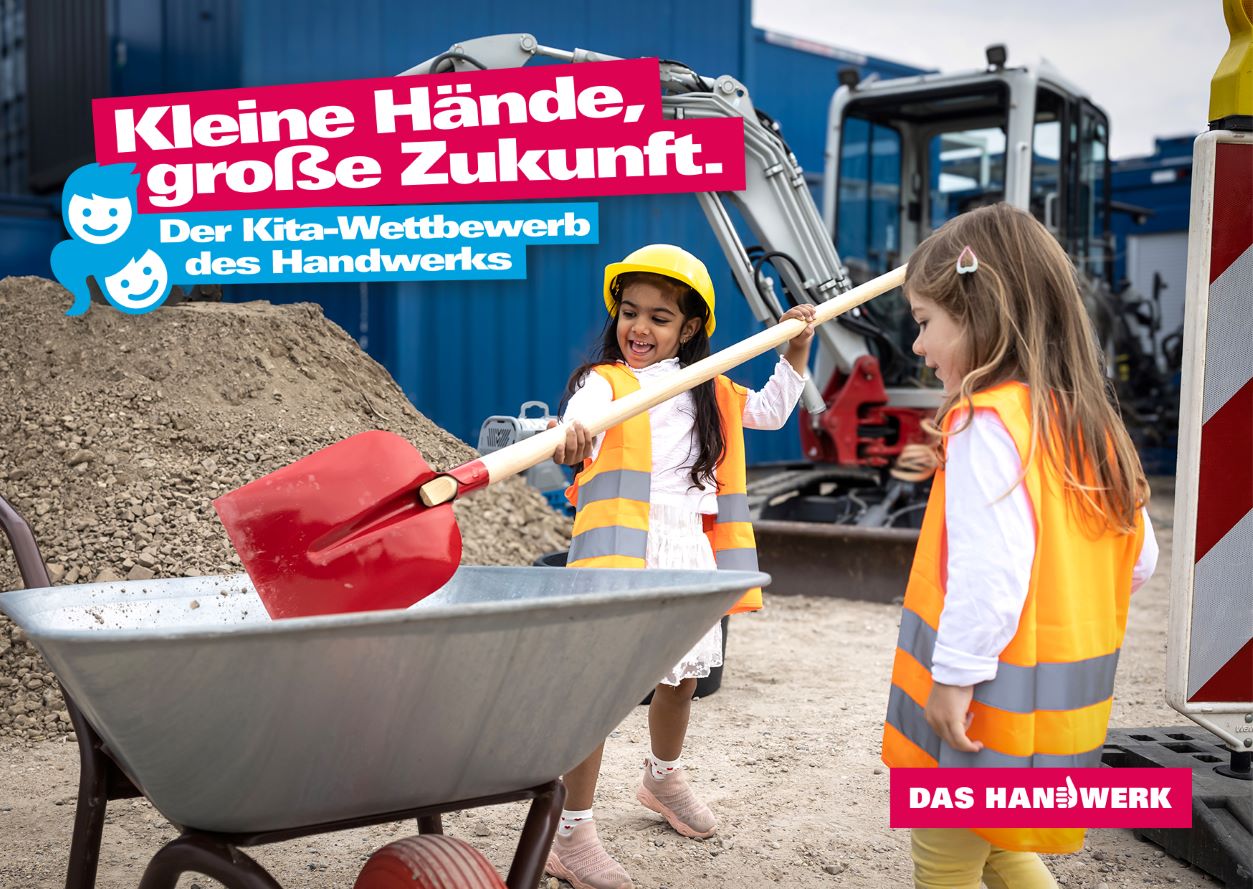 Zwei Kinder in orangefarbenen Warnwesten spielen auf einer Baustelle mit Schubkarre und roter Schaufel. Im Bild steht der Schriftzug „Kleine Hände, große Zukunft. Der Kita-Wettbewerb des Handwerks“.